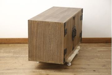 中古　国産民芸家具　職人手造り　控えめな金具が品のある雰囲気を醸し出す総桐箪笥ローチェスト(ローボード、引き出し、和箪笥、桐たんす、着物箪笥、観音箪笥)(R-058987)