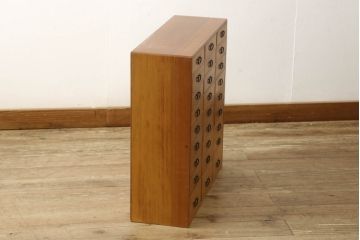 中古　美品　国産手造り家具　三方檜(ヒノキ)材　引き出し27杯　雑多な小物類の収納に! シンプルなチェスト(ドロワー、小物収納、薬タンス)(R-058989)