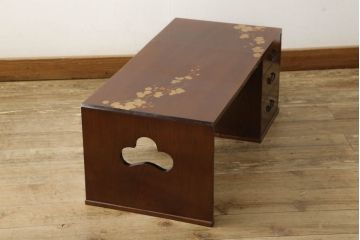中古　蒔絵風　使わないときは畳んでコンパクトに! ユニークなつくりの折り畳み文机(座机、ローテーブル、小引き出し)(R-058990)