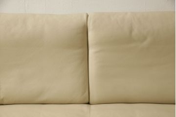 中古　美品　ロルフベンツ(ROLF BENZ)　本革レザー　シンプルモダンな2.5人掛けソファ(定価約150万円)(2人掛け、3人掛け)(R-058991)