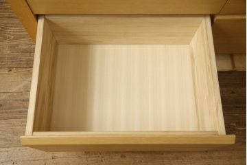中古　美品　IDC大塚家具取り扱い　古賀清木工(Koga Kiyoshi Mokko)　フロス　ホワイトオーク材　シンプルなデザインが素敵なチェスト(定価約15万円)(引き出し、衣装タンス)(R-058994)