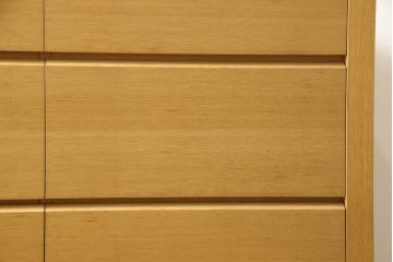 中古　美品　IDC大塚家具取り扱い　古賀清木工(Koga Kiyoshi Mokko)　フロス　ホワイトオーク材　シンプルなデザインが素敵なチェスト(定価約15万円)(引き出し、衣装タンス)(R-058994)
