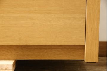 中古　美品　IDC大塚家具取り扱い　古賀清木工(Koga Kiyoshi Mokko)　フロス　ホワイトオーク材　シンプルなデザインが素敵なチェスト(定価約15万円)(引き出し、衣装タンス)(R-058994)
