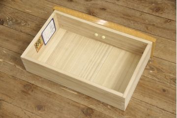 中古　美品　IDC大塚家具取り扱い　府中家具　シャンドール　バーズアイ(鳥眼杢)　メープル　滑らかで美しい木肌が魅力のサイドキャビネット(収納棚、戸棚、ナイトテーブル)(R-058995)
