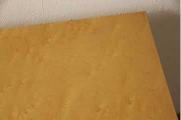 中古　美品　IDC大塚家具取り扱い　府中家具　シャンドール　バーズアイ(鳥眼杢)　メープル　滑らかで美しい木肌が魅力のサイドキャビネット(収納棚、戸棚、ナイトテーブル)(R-058995)