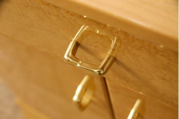 中古　美品　IDC大塚家具取り扱い　府中家具　シャンドール　バーズアイ(鳥眼杢)　メープル　滑らかで美しい木肌が魅力のサイドキャビネット(収納棚、戸棚、ナイトテーブル)(R-058995)