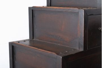 和製アンティーク　明治期　欅(ケヤキ)材　栗材　縦桟の引き戸がモダンな雰囲気を醸し出す二段重ね階段箪笥(時代箪笥、収納箪笥、和タンス)(R-059004)