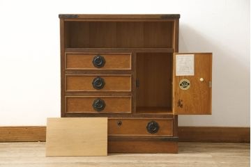 中古　屋久杉　明るい色合いの木肌に黒い金具が映える小箪笥(収納箪笥、整理タンス、サイドチェスト、引き出し)(R-059009)