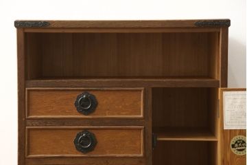 中古　屋久杉　明るい色合いの木肌に黒い金具が映える小箪笥(収納箪笥、整理タンス、サイドチェスト、引き出し)(R-059009)