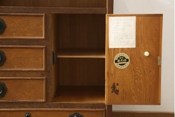 中古　屋久杉　明るい色合いの木肌に黒い金具が映える小箪笥(収納箪笥、整理タンス、サイドチェスト、引き出し)(R-059009)
