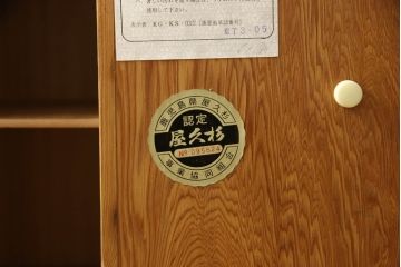 中古　屋久杉　明るい色合いの木肌に黒い金具が映える小箪笥(収納箪笥、整理タンス、サイドチェスト、引き出し)(R-059009)