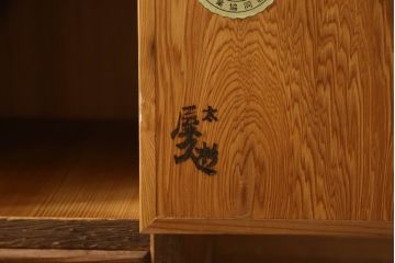 中古　屋久杉　明るい色合いの木肌に黒い金具が映える小箪笥(収納箪笥、整理タンス、サイドチェスト、引き出し)(R-059009)