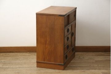 中古　屋久杉　明るい色合いの木肌に黒い金具が映える小箪笥(収納箪笥、整理タンス、サイドチェスト、引き出し)(R-059009)