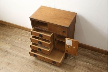 中古　屋久杉　明るい色合いの木肌に黒い金具が映える小箪笥(収納箪笥、整理タンス、サイドチェスト、引き出し)(R-059009)