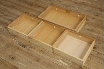 中古　屋久杉　明るい色合いの木肌に黒い金具が映える小箪笥(収納箪笥、整理タンス、サイドチェスト、引き出し)(R-059009)