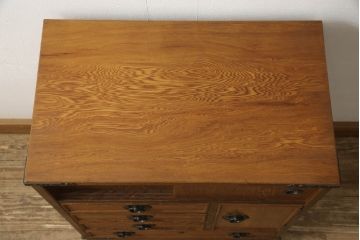 中古　屋久杉　明るい色合いの木肌に黒い金具が映える小箪笥(収納箪笥、整理タンス、サイドチェスト、引き出し)(R-059009)