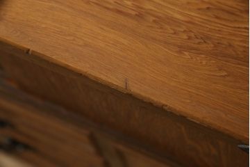 中古　屋久杉　明るい色合いの木肌に黒い金具が映える小箪笥(収納箪笥、整理タンス、サイドチェスト、引き出し)(R-059009)