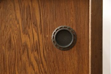 中古　屋久杉　明るい色合いの木肌に黒い金具が映える小箪笥(収納箪笥、整理タンス、サイドチェスト、引き出し)(R-059009)