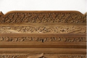 中古　民芸家具　アジア　シャームウッド　総彫り仕上げ　細やかな彫刻が目を引くライティングビューロー(ワークデスク、在宅ワーク用、簿記机、チェスト)(R-059011)