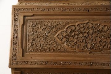 中古　民芸家具　アジア　シャームウッド　総彫り仕上げ　細やかな彫刻が目を引くライティングビューロー(ワークデスク、在宅ワーク用、簿記机、チェスト)(R-059011)