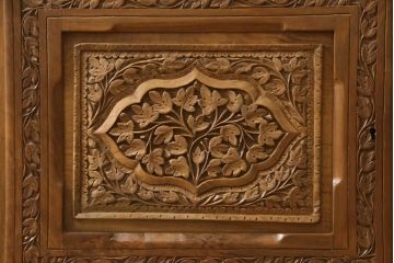 中古　民芸家具　アジア　シャームウッド　総彫り仕上げ　細やかな彫刻が目を引くライティングビューロー(ワークデスク、在宅ワーク用、簿記机、チェスト)(R-059011)