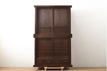ビンテージ家具　和製ヴィンテージ　総無垢材　ニレ材　重厚感ある佇まいの重ね水屋箪笥(収納棚、戸棚、キャビネット、食器棚)(R-059015)