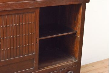 ビンテージ家具　和製ヴィンテージ　総無垢材　ニレ材　重厚感ある佇まいの重ね水屋箪笥(収納棚、戸棚、キャビネット、食器棚)(R-059015)