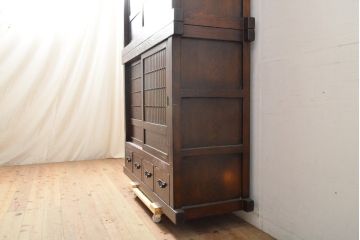 ビンテージ家具　和製ヴィンテージ　総無垢材　ニレ材　重厚感ある佇まいの重ね水屋箪笥(収納棚、戸棚、キャビネット、食器棚)(R-059015)