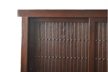ビンテージ家具　和製ヴィンテージ　総無垢材　ニレ材　重厚感ある佇まいの重ね水屋箪笥(収納棚、戸棚、キャビネット、食器棚)(R-059015)