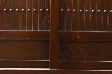 ビンテージ家具　和製ヴィンテージ　総無垢材　ニレ材　重厚感ある佇まいの重ね水屋箪笥(収納棚、戸棚、キャビネット、食器棚)(R-059015)