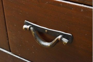 ビンテージ家具　和製ヴィンテージ　総無垢材　ニレ材　重厚感ある佇まいの重ね水屋箪笥(収納棚、戸棚、キャビネット、食器棚)(R-059015)