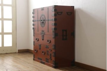 和製ビンテージ　手打ち金具　中桐材　朱色漆塗り　朱と黒い金具とのコントラストが引き立て合う観音開き衣装箪笥(米沢箪笥、着物箪笥、ヴィンテージ、和タンス、引き出し)(R-059016)