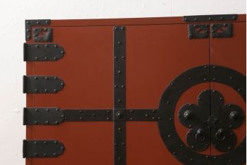 和製ビンテージ　手打ち金具　中桐材　朱色漆塗り　朱と黒い金具とのコントラストが引き立て合う観音開き衣装箪笥(米沢箪笥、着物箪笥、ヴィンテージ、和タンス、引き出し)(R-059016)