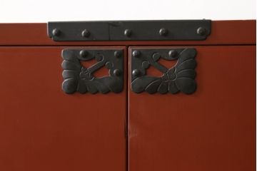 和製ビンテージ　手打ち金具　中桐材　朱色漆塗り　朱と黒い金具とのコントラストが引き立て合う観音開き衣装箪笥(米沢箪笥、着物箪笥、ヴィンテージ、和タンス、引き出し)(R-059016)