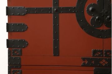 和製ビンテージ　手打ち金具　中桐材　朱色漆塗り　朱と黒い金具とのコントラストが引き立て合う観音開き衣装箪笥(米沢箪笥、着物箪笥、ヴィンテージ、和タンス、引き出し)(R-059016)