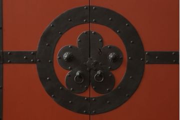 和製ビンテージ　手打ち金具　中桐材　朱色漆塗り　朱と黒い金具とのコントラストが引き立て合う観音開き衣装箪笥(米沢箪笥、着物箪笥、ヴィンテージ、和タンス、引き出し)(R-059016)