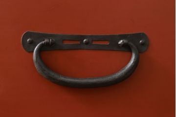 和製ビンテージ　手打ち金具　中桐材　朱色漆塗り　朱と黒い金具とのコントラストが引き立て合う観音開き衣装箪笥(米沢箪笥、着物箪笥、ヴィンテージ、和タンス、引き出し)(R-059016)
