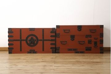 和製ビンテージ　手打ち金具　中桐材　朱色漆塗り　朱と黒い金具とのコントラストが引き立て合う観音開き衣装箪笥(米沢箪笥、着物箪笥、ヴィンテージ、和タンス、引き出し)(R-059016)
