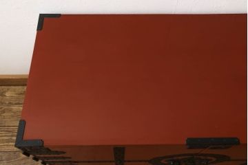 和製ビンテージ　手打ち金具　中桐材　朱色漆塗り　朱と黒い金具とのコントラストが引き立て合う観音開き衣装箪笥(米沢箪笥、着物箪笥、ヴィンテージ、和タンス、引き出し)(R-059016)