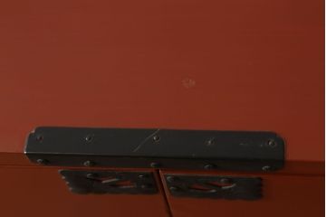 和製ビンテージ　手打ち金具　中桐材　朱色漆塗り　朱と黒い金具とのコントラストが引き立て合う観音開き衣装箪笥(米沢箪笥、着物箪笥、ヴィンテージ、和タンス、引き出し)(R-059016)