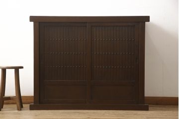 ビンテージ家具　和製ヴィンテージ　総無垢材　ニレ材　重厚感と和の趣あふれる佇まいが魅力の水屋箪笥(収納棚、戸棚、サイドキャビネット、食器棚)(R-059017)