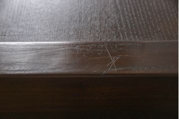 ビンテージ家具　和製ヴィンテージ　総無垢材　ニレ材　重厚感と和の趣あふれる佇まいが魅力の水屋箪笥(収納棚、戸棚、サイドキャビネット、食器棚)(R-059017)