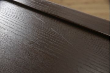 ビンテージ家具　和製ヴィンテージ　総無垢材　ニレ材　重厚感と和の趣あふれる佇まいが魅力の水屋箪笥(収納棚、戸棚、サイドキャビネット、食器棚)(R-059017)