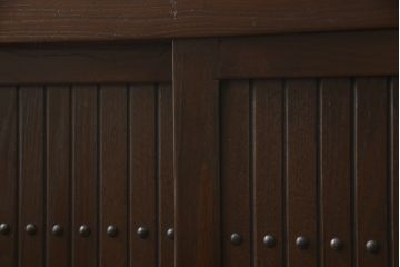 ビンテージ家具　和製ヴィンテージ　総無垢材　ニレ材　重厚感と和の趣あふれる佇まいが魅力の水屋箪笥(収納棚、戸棚、サイドキャビネット、食器棚)(R-059017)