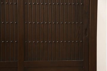 ビンテージ家具　和製ヴィンテージ　総無垢材　ニレ材　重厚感と和の趣あふれる佇まいが魅力の水屋箪笥(収納棚、戸棚、サイドキャビネット、食器棚)(R-059017)