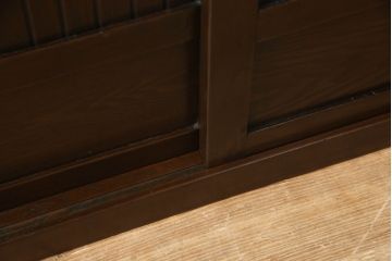 ビンテージ家具　和製ヴィンテージ　総無垢材　ニレ材　重厚感と和の趣あふれる佇まいが魅力の水屋箪笥(収納棚、戸棚、サイドキャビネット、食器棚)(R-059017)