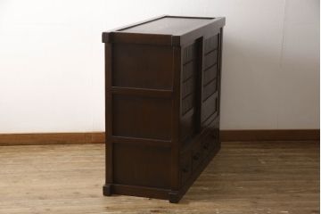 ビンテージ家具　和製ヴィンテージ　総無垢材　ニレ材　重厚感と和の趣あふれる佇まいが魅力の水屋箪笥(収納棚、戸棚、サイドキャビネット、食器棚)(R-059018)