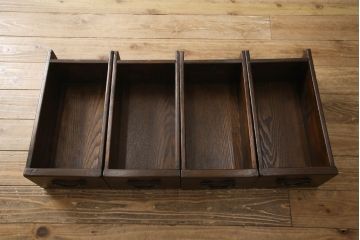 ビンテージ家具　和製ヴィンテージ　総無垢材　ニレ材　重厚感と和の趣あふれる佇まいが魅力の水屋箪笥(収納棚、戸棚、サイドキャビネット、食器棚)(R-059018)