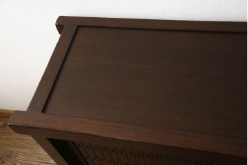 ビンテージ家具　和製ヴィンテージ　総無垢材　ニレ材　重厚感と和の趣あふれる佇まいが魅力の水屋箪笥(収納棚、戸棚、サイドキャビネット、食器棚)(R-059018)