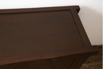 ビンテージ家具　和製ヴィンテージ　総無垢材　ニレ材　重厚感と和の趣あふれる佇まいが魅力の水屋箪笥(収納棚、戸棚、サイドキャビネット、食器棚)(R-059018)